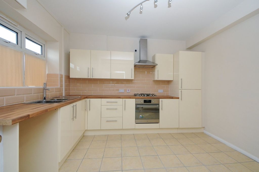Property photo 2 of 6 Kitchen