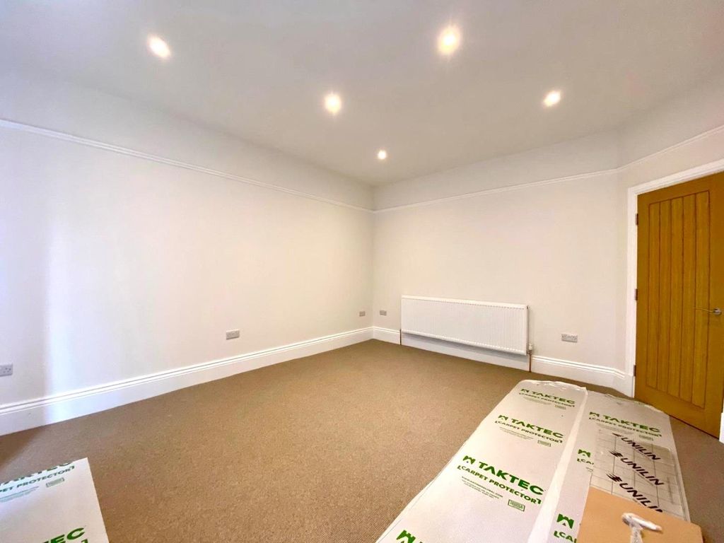 Property photo 3 of 14 Lounge