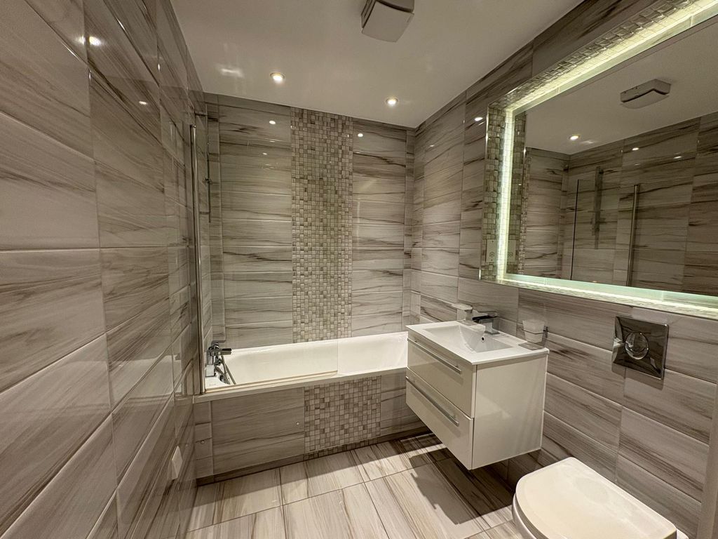 Property photo 2 of 8 Bathroom 