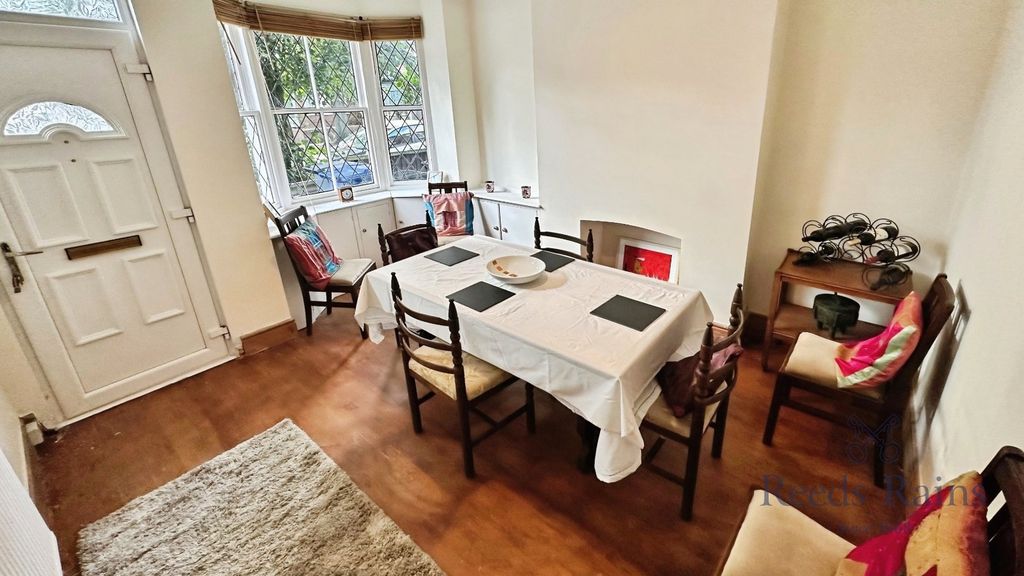 Property photo 3 of 11 Dining Room