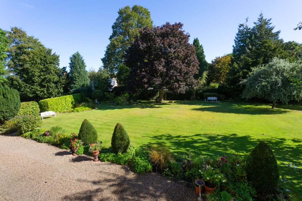 Property photo 3 of 24 Garden