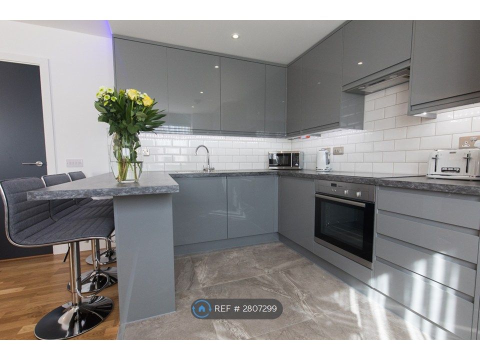 Property photo 3 of 10 Modern Kitchen