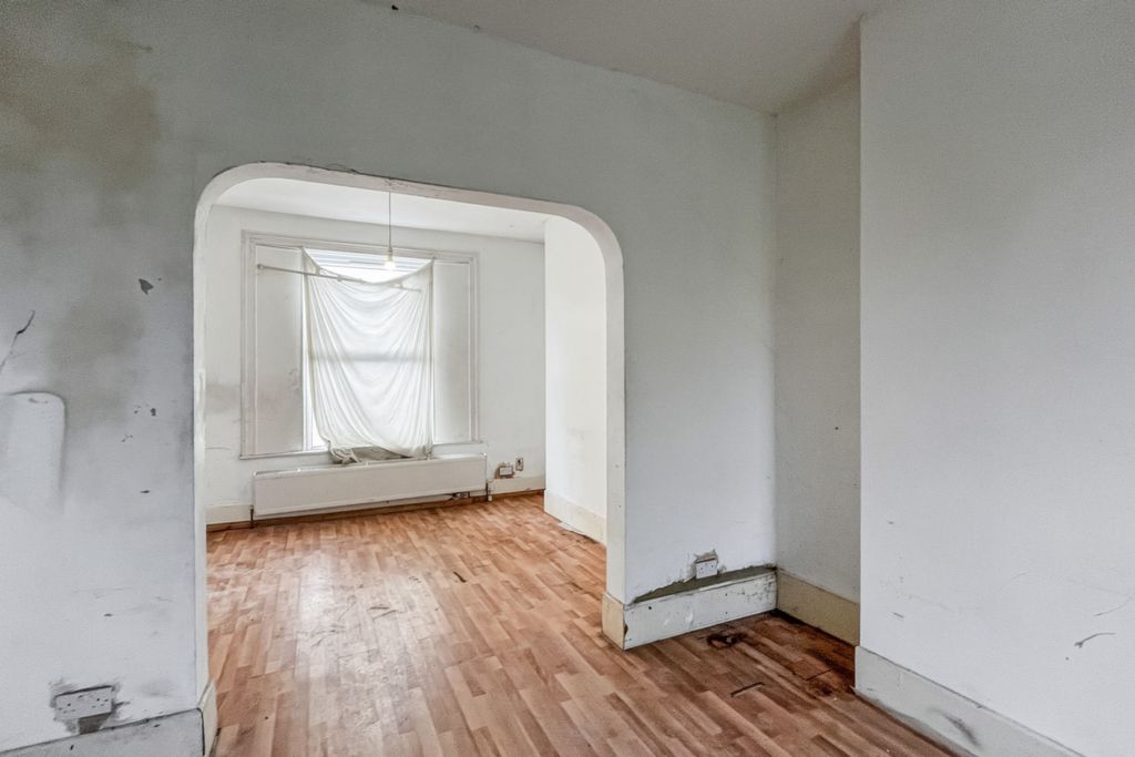 Property photo 2 of 14 Upper And Lower Flat, 20 Fernham Road, Thornton Heath Cr7 8Jd