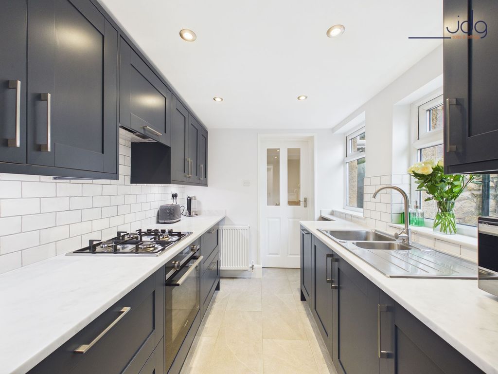 Property photo 3 of 12 Kitchen