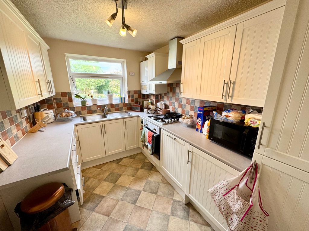 Property photo 2 of 6 6 Hillcrest House - Kitchen