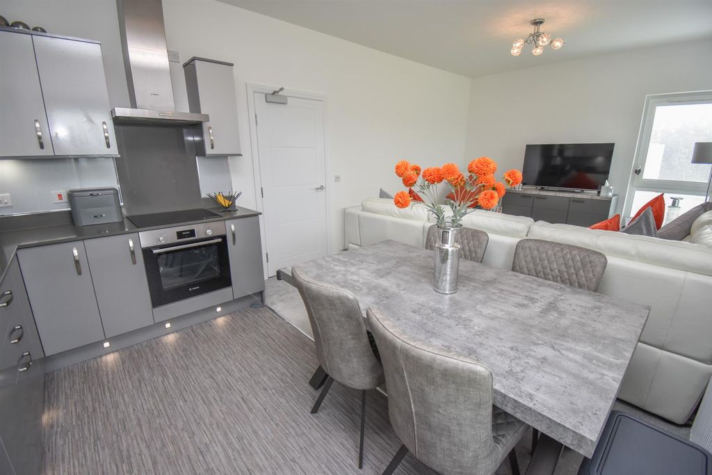 Property photo 3 of 15 Lounge Kitchen