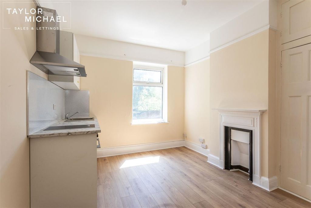 Property photo 2 of 10 Bedsit