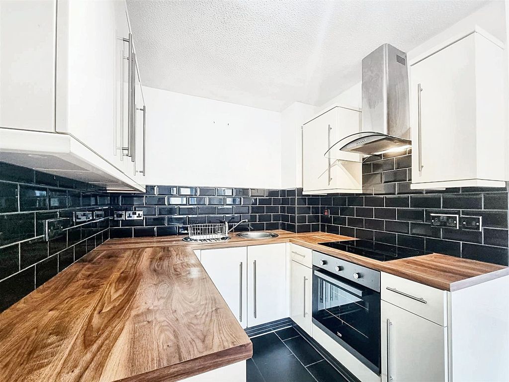 Property photo 3 of 7 Kitchen