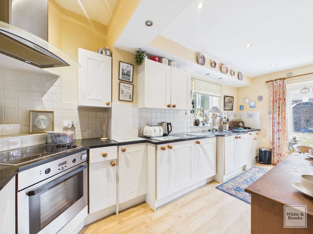 Property photo 3 of 25 Kitchen