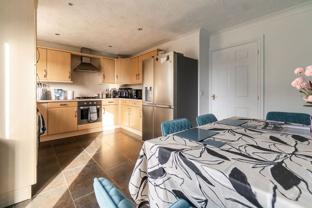 Property photo 3 of 27