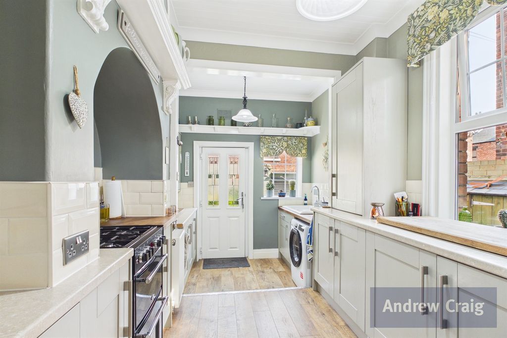 Property photo 3 of 20 Kitchen