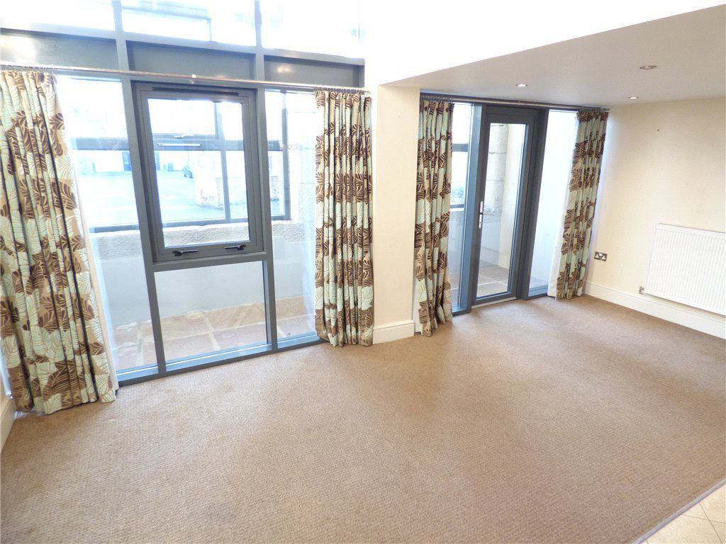 Property photo 3 of 17 Lounge