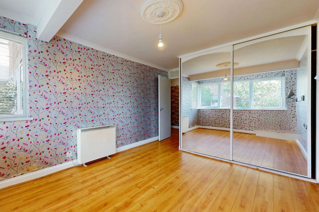 Property photo 3 of 11 24 Winston Close, Romford, Essex, Rm7 8Ll