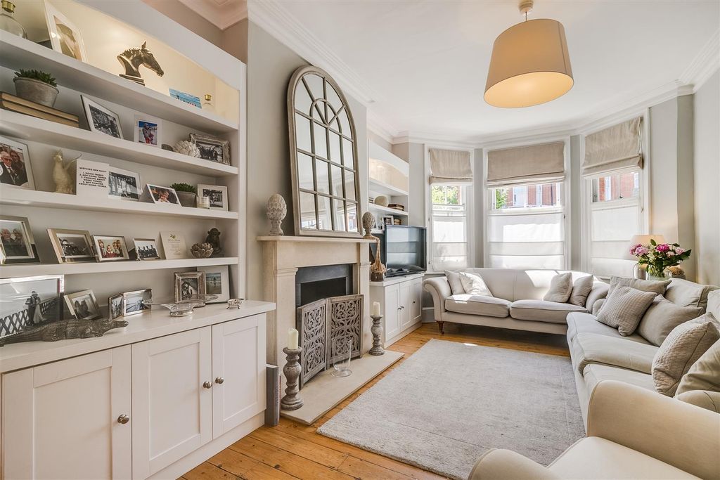 Property photo 1 of 8 Living Room