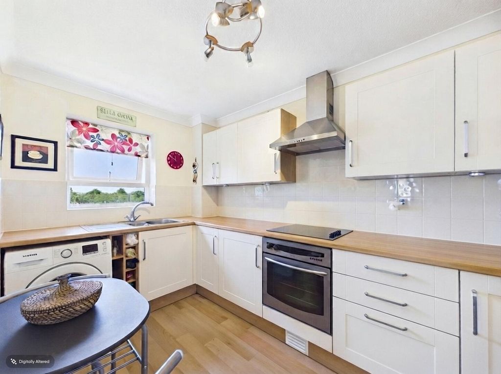 Property photo 3 of 9 Kitchen