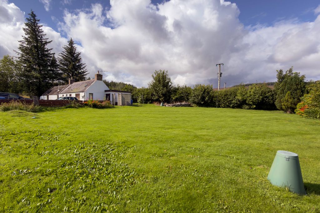 Property photo 2 of 26 Garden Towards Cottage