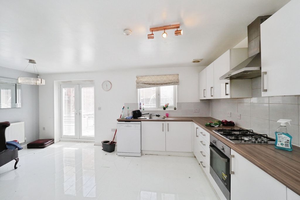 Property photo 3 of 20 Very Spacious Kitchen Diner