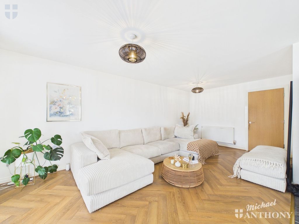 Property photo 2 of 10 Cam03218G0-Pr0971-Still008