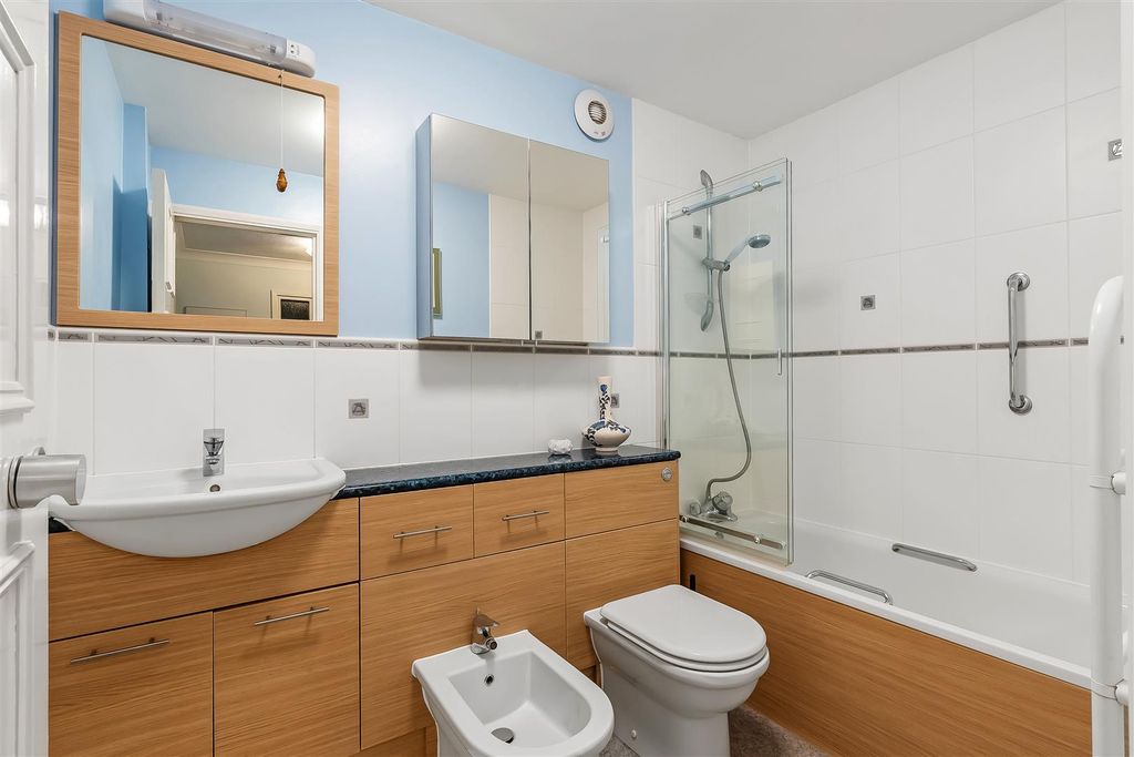 Additional image 11 of 3 bed flat for saleStack House, West Hill, Oxted RH8