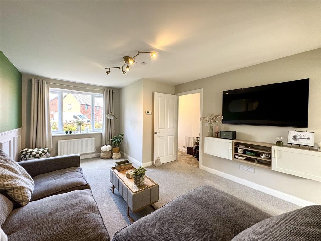 Property photo 2 of 19 Lounge