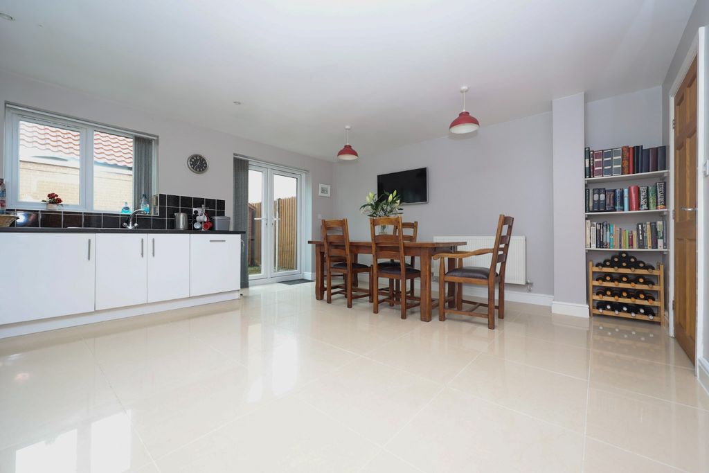 Property photo 2 of 16 5193663