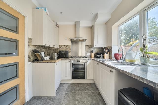Property photo 3 of 18 Kitchen
