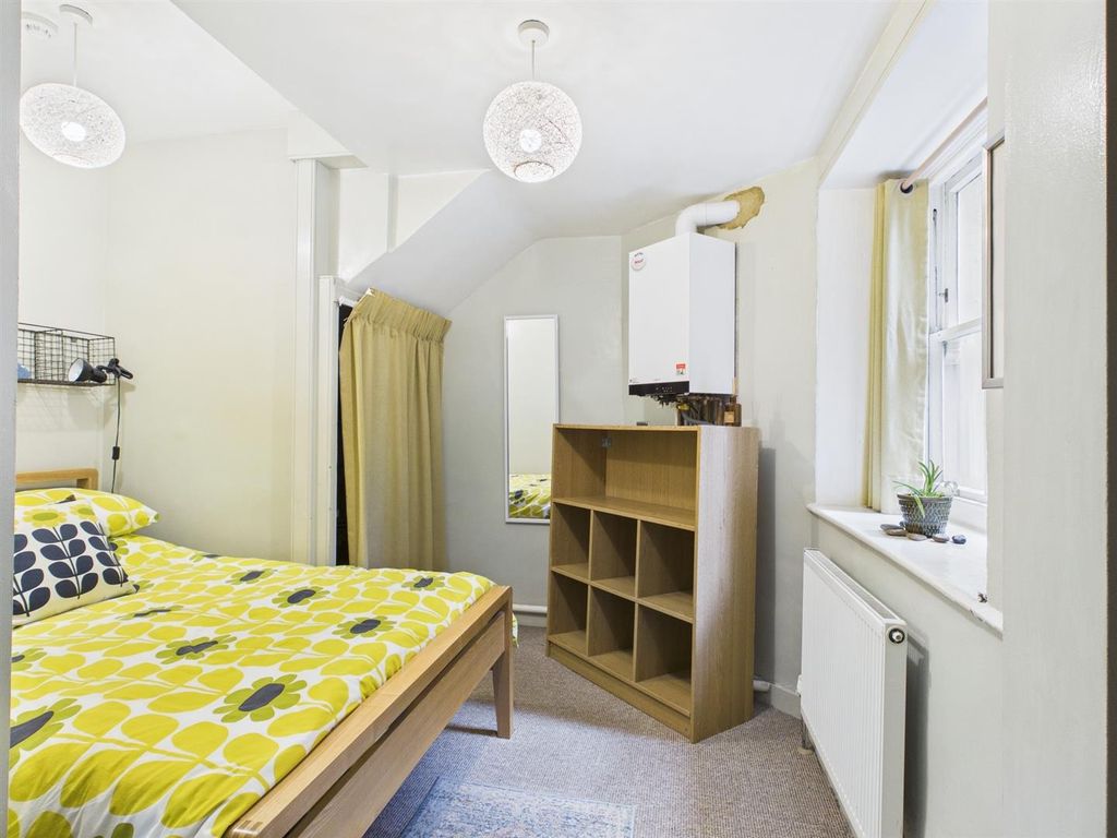 Property photo 3 of 15 Bedroom One Shot 4.Jpg