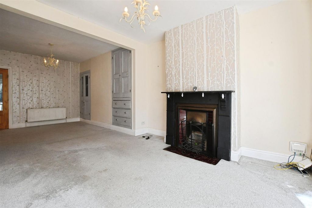 Property photo 3 of 19 Lounge