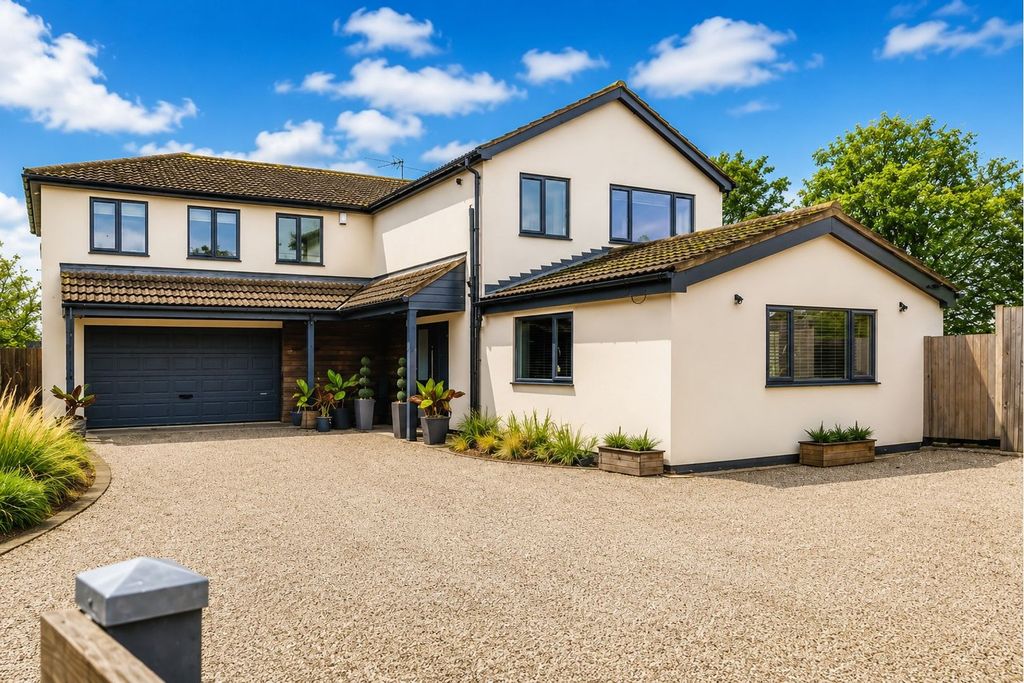 Property photo 2 of 31