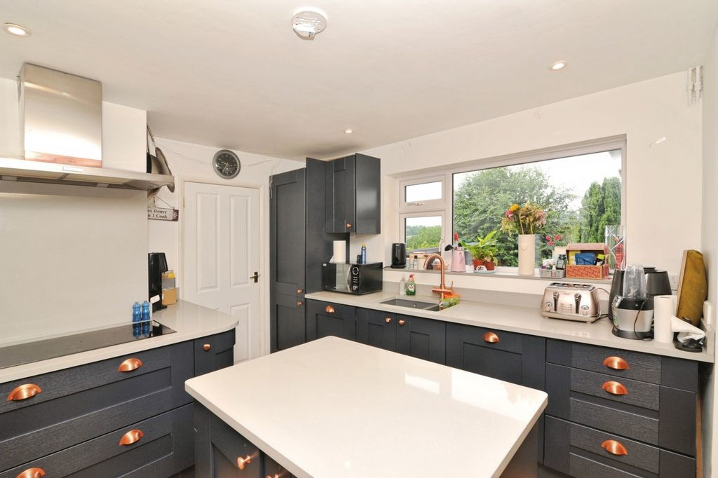 Property photo 3 of 12 Kitchen