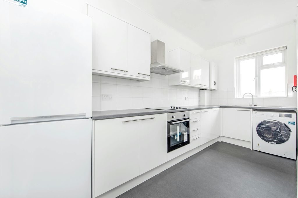 Property photo 3 of 10 Kitchen