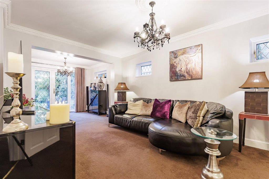 Property photo 3 of 29 81, Coppice Row (8).Jpg