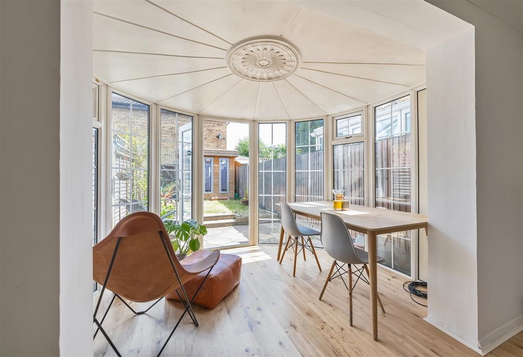 Property photo 3 of 22 Greenstone Mews, E11