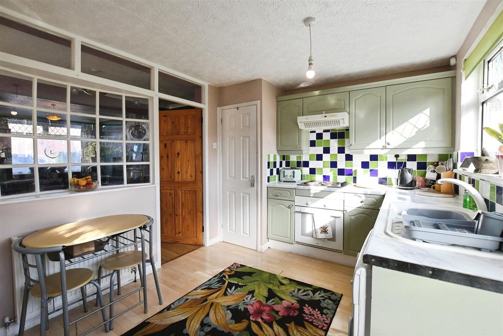 Property photo 3 of 14 Fitted Kitchen