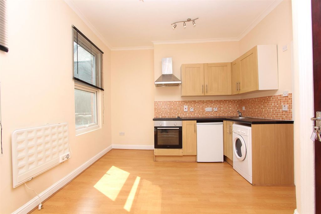 Property photo 2 of 6 Newington Green, N16