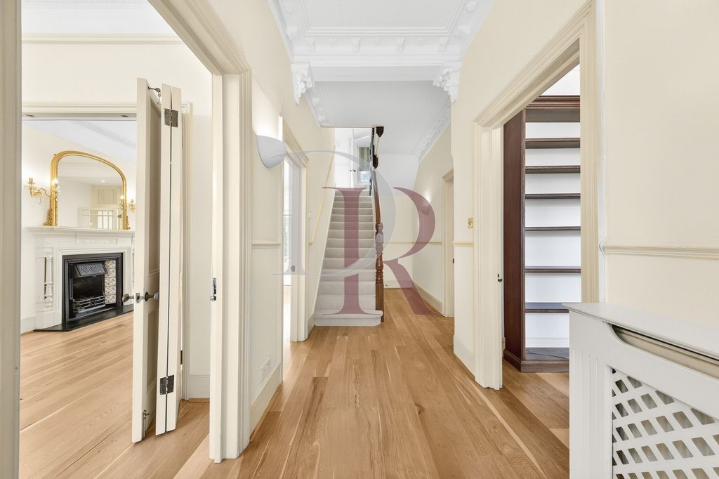 Property photo 2 of 34 Entrance Hallway