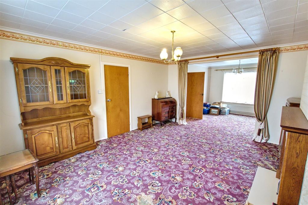 Property photo 3 of 29 Lounge/Dining