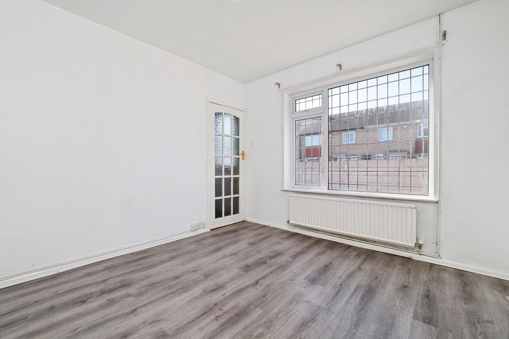 Property photo 3 of 11 Lounge