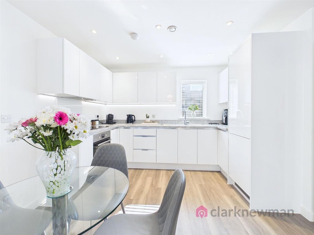Property photo 3 of 10 Kitchen