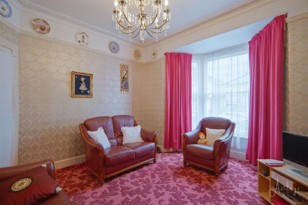 Property photo 2 of 23 Front Lounge