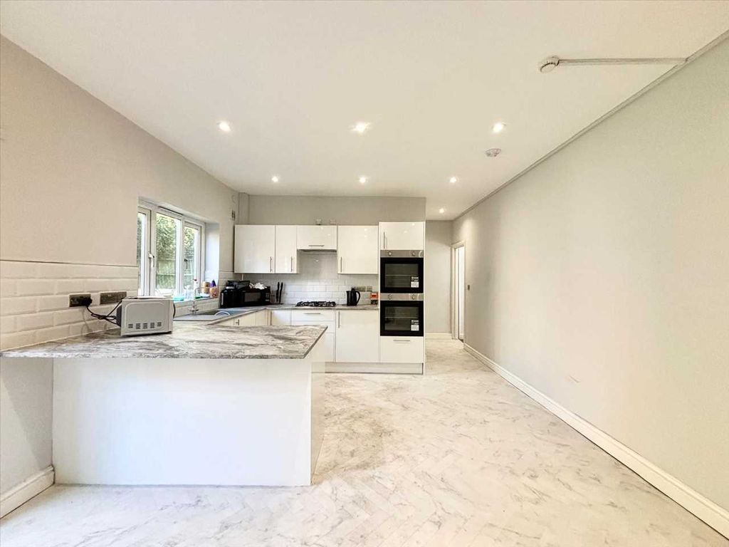 Property photo 3 of 26