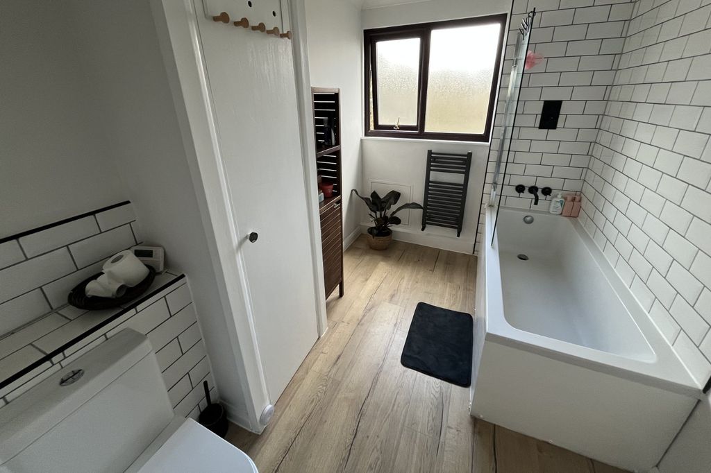 Property photo 3 of 16 En-Suite Bathroom