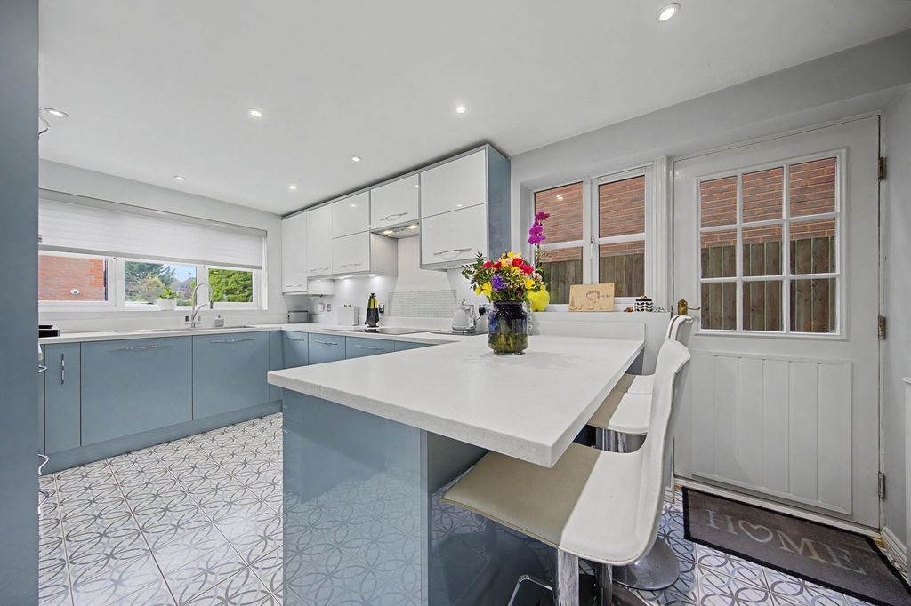 Property photo 2 of 31