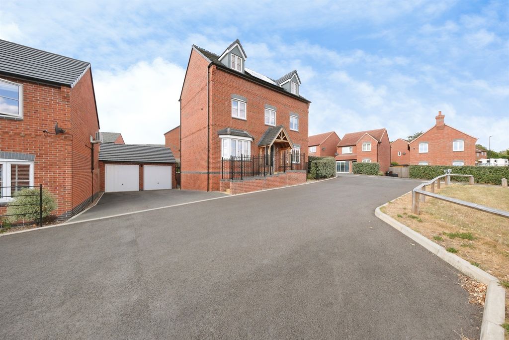 Property photo 2 of 33
