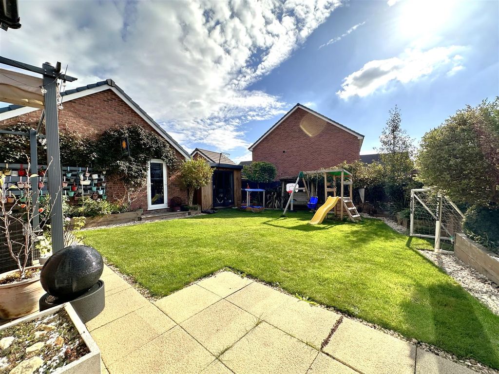 Property photo 3 of 26 Landscaped South-Facing Garden 503