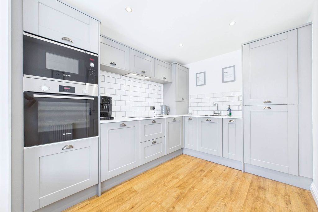 Property photo 3 of 33