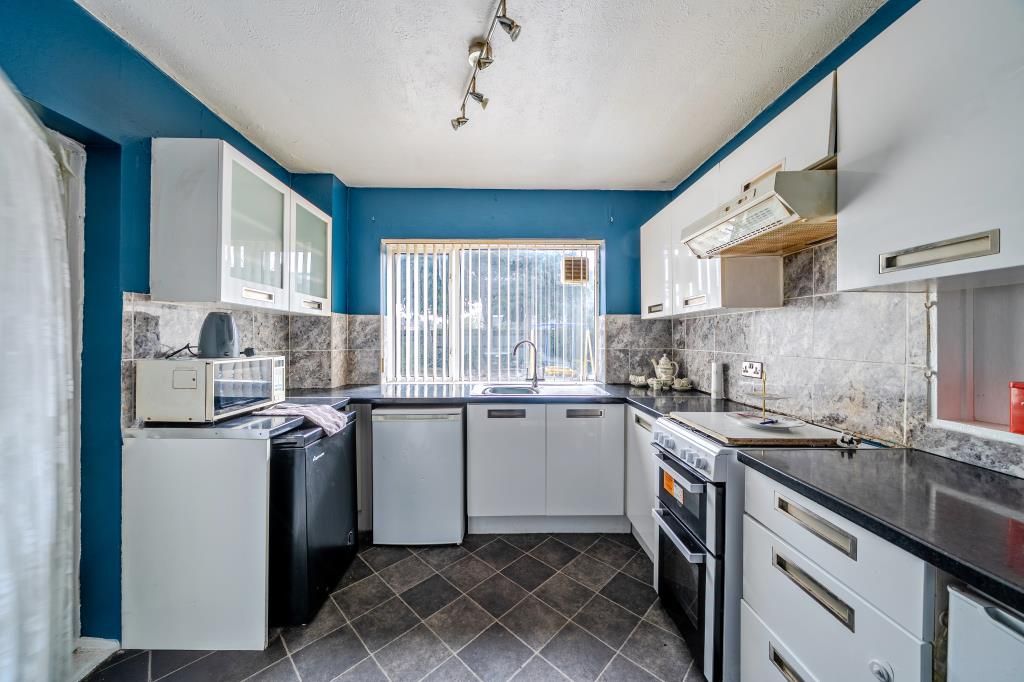 Property photo 3 of 18 Kitchen