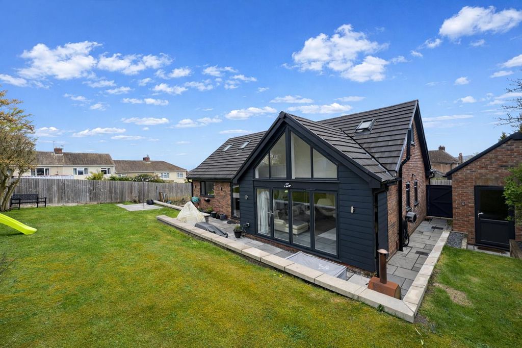 Property photo 1 of 19 Woodlands Av - Rear.Png