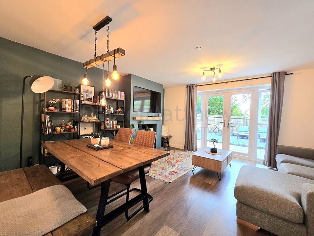 Property photo 3 of 21 Lounge