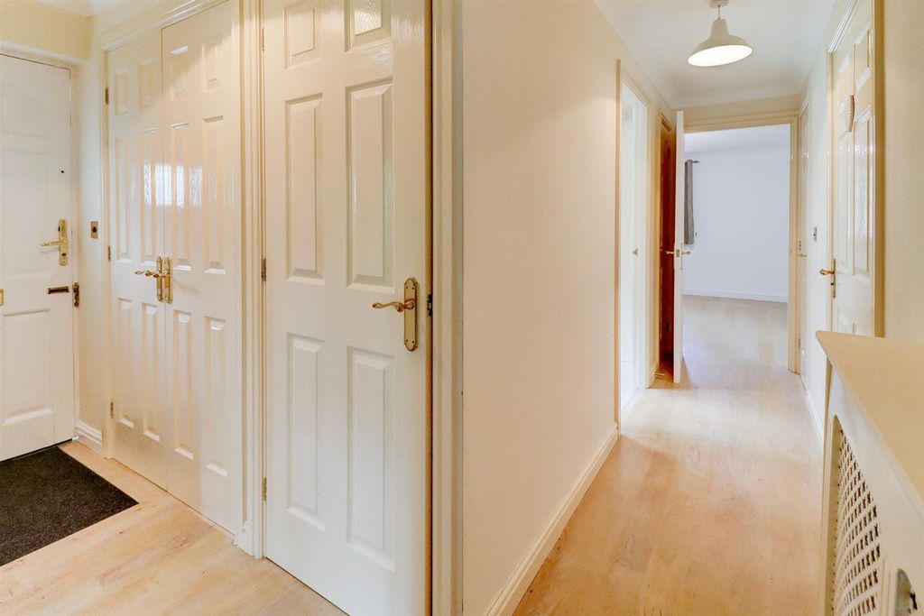 Property photo 3 of 14 Hallway